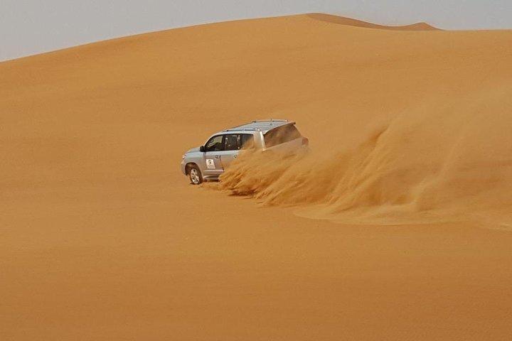 Safari dans le désert tôt le matin avec des rafraîchissements