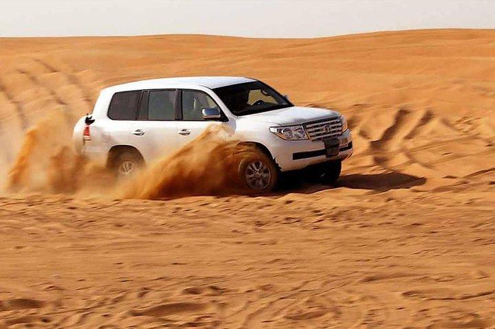 Abendliche Wüstensafari mit Dune Bashing, Kamelritt und Sandboard