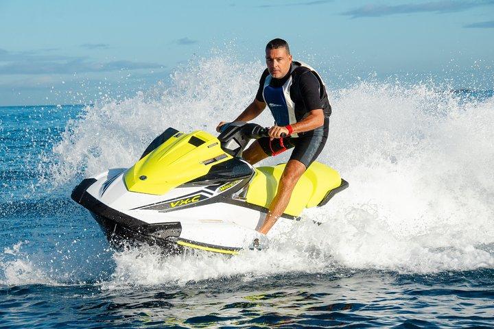 Pacote Esporte Aquático com 40 min. Jet Ski e Parasailing 1 pessoa
