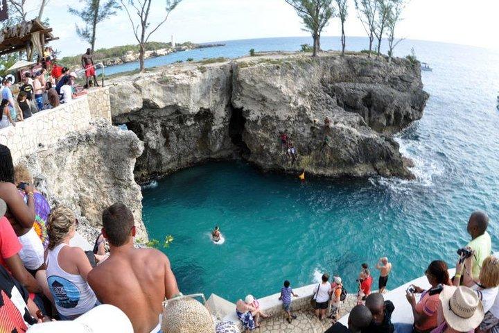 Tour privato di Seven Mile Beach e Ricks Cafe.