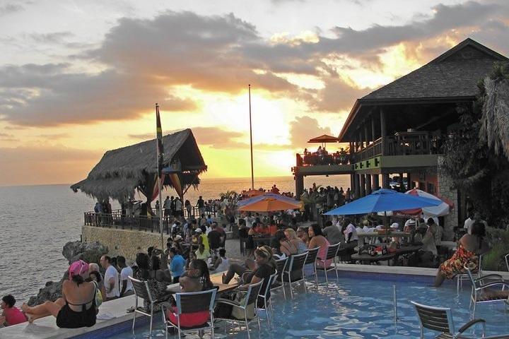 Tour privato di Seven Mile Beach e Ricks Cafe.