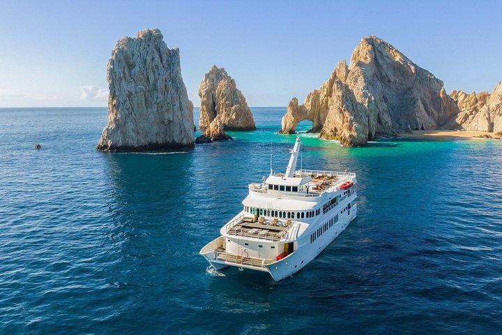 Cabo Whale Watch drie-niveau schip en majestueuze boog