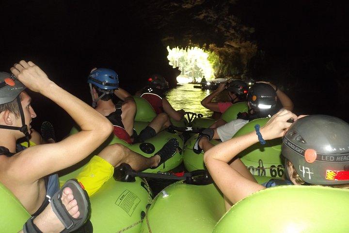 Excursion privée en tubing dans les grottes et en tyrolienne Belize
