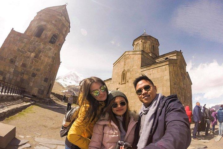 Excursão privada de Kazbegi e Gudauri com Sno Giant Stone Heads