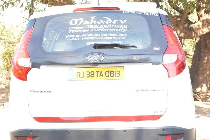 Trasferimento privato A / c Udaipur al Monte Abu (6 posti A / c Suv)