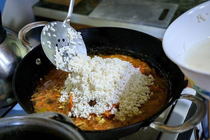 素敵なタシケントの家での伝統的なウズベキスタン料理教室