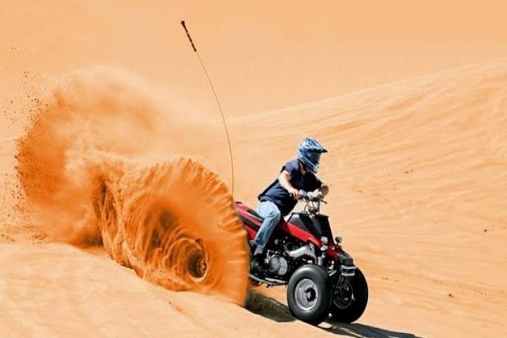 Abendliche Wüstensafari + Quad, Dune Bashing & BBQ Dinner & Live Show