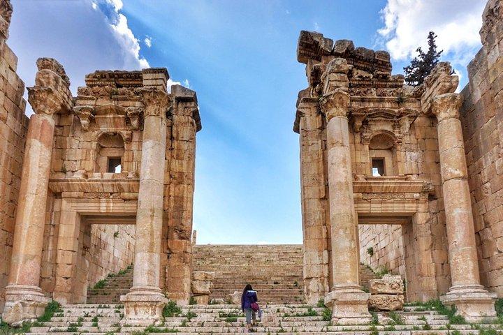 De Amã: Jerash, Umm Qais & Jesus’ Cave Tour
