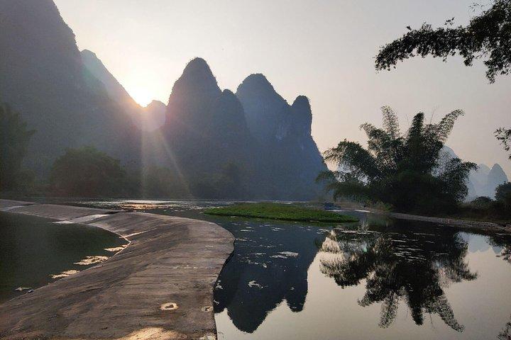 Excursão auto-guiada de 2 dias a Yangshuo com o barco de bambu Yulong e a cidade de Xingping