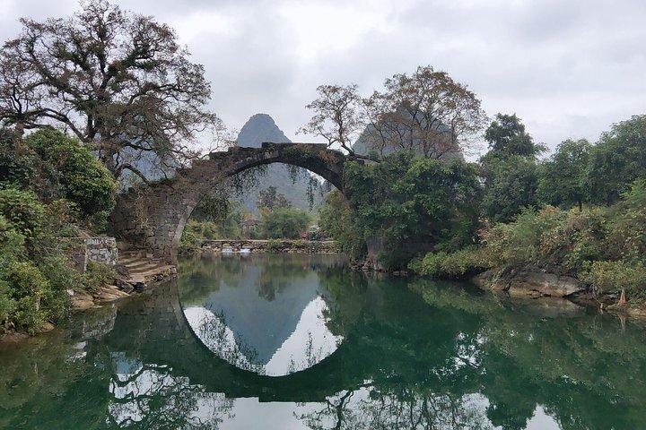 Excursão de 2 dias a Yangshuo com o barco de bambu Yulong e a cidade de Xingping