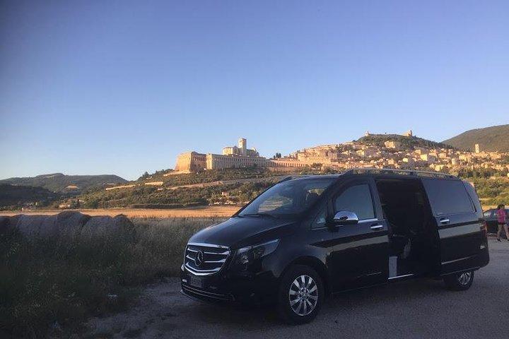 Traslado privado desde la ciudad o el aeropuerto de Roma a la zona de Umbría Asís-Perugia-Orvieto
