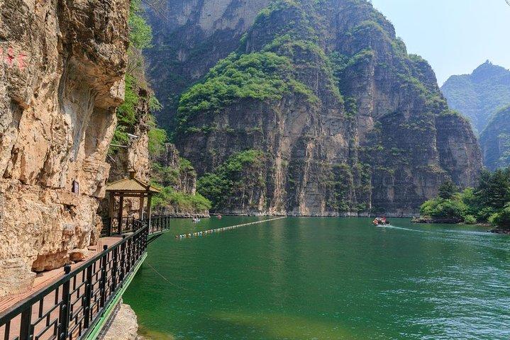 Tour privado de 2 días por Pekín que incluye Mutianyu Great Wall y Longqing Gorge