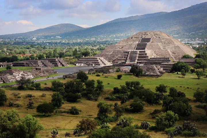 Teotihuacan & Basilica Guadalupe Tour with lunch