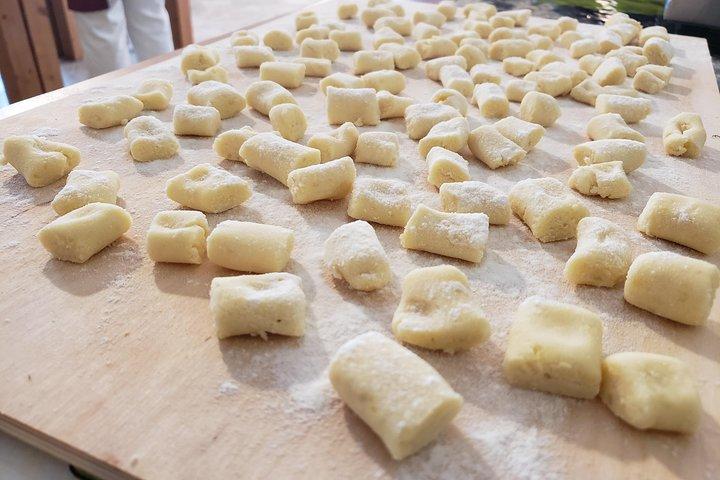 アッシジの田園地帯でのウンブリアの伝統的な料理教室