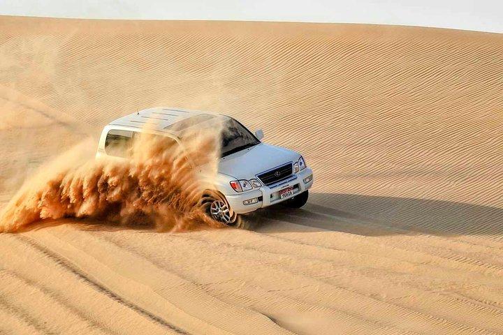 Die beste Wüstensafari in Dubai mit Quad Biking & Dune Bashing & BBQ & Live Show