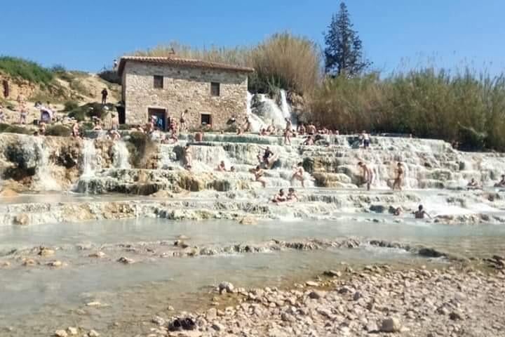 Aguas termales privadas de Cascate del Mulino de día completo desde Roma