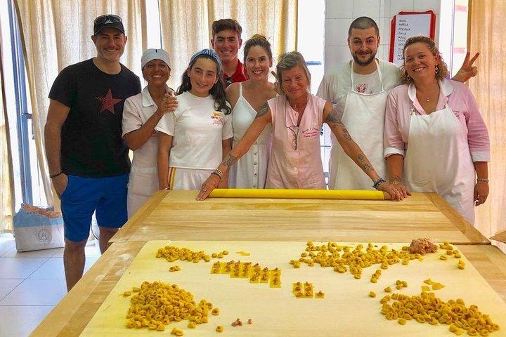 Small Group Bologna Food Tour – Experiência de comida local e mercado