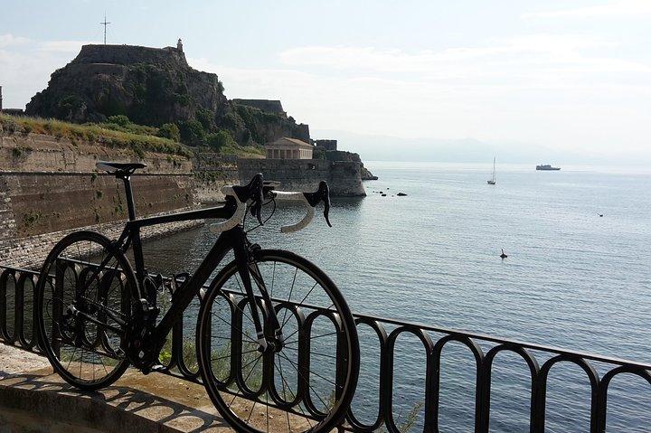 Bicicleta ao redor da cidade de Corfu como um local!