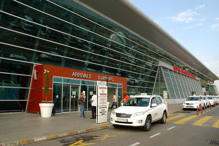 クタイシ空港からトビリシへの 24 時間年中無休のプライベート送迎