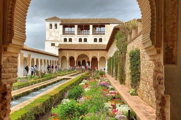 Granada: Alhambra Comlex + Nasrid Palaces + Alcazaba guidet tur