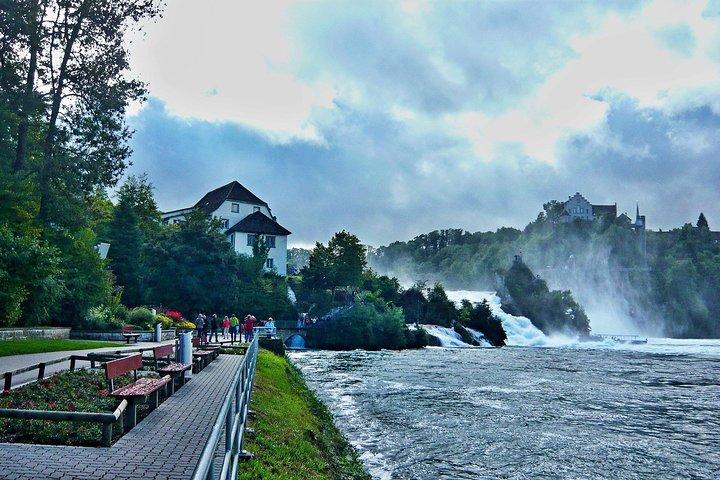 チューリッヒからドイツの黒い森とスイスのラインの滝への旅