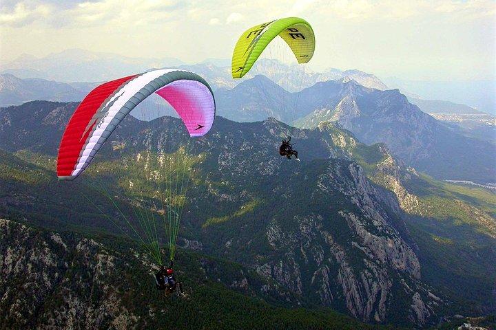 アンタルヤからタタリ山でパラグライダー
