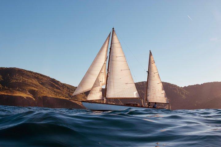 Segeln Sie mit einem klassischen Segelboot an der Küste entlang