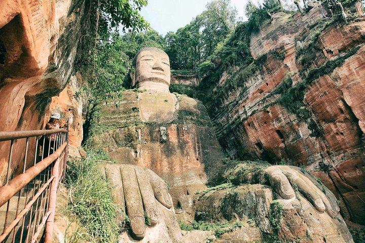 2-Day Private Tour of Leshan Giant Buddha+Emei Mountain Monastery Overnight Stay