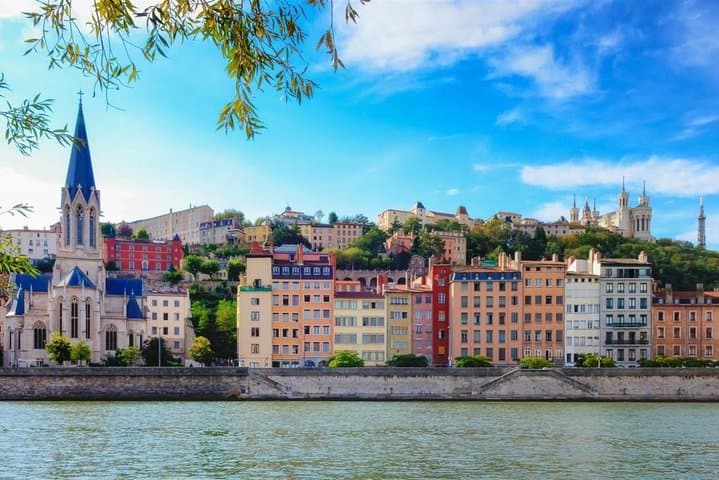 Private Transfer: Lyon Airport LYS to Lyon City in Luxury Van