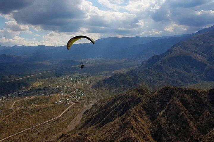 Parapente experiencia de vuelo libre sobre la precordillera