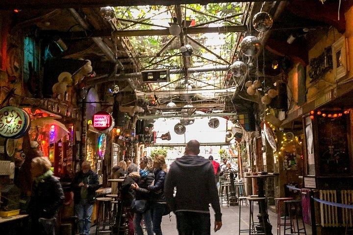 Bar Ruin Secret Crawl em Budapeste com um local