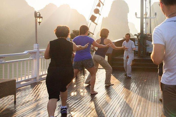 Top-bewertete Luxus-Halong Bay 2-Tages-Kreuzfahrt Inklusive Hanoi-Transfer
