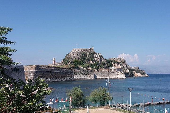 Bicicleta ao redor da cidade de Corfu como um local!