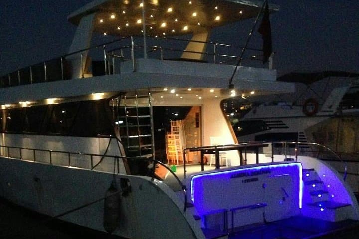 Istanbul:Private Yacht Cruise with Maiden's Tower Visit