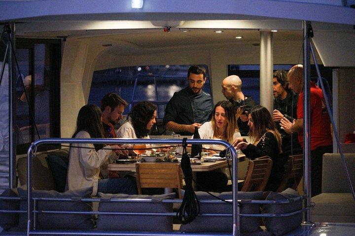 Cena privada en catamarán al atardecer con una experiencia de chef y navegación