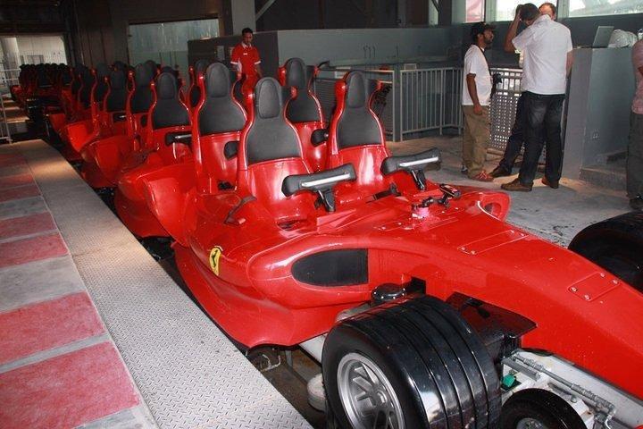 One Day Two Parks: Ferrari World & Yas Water World Ticket mit Transfer