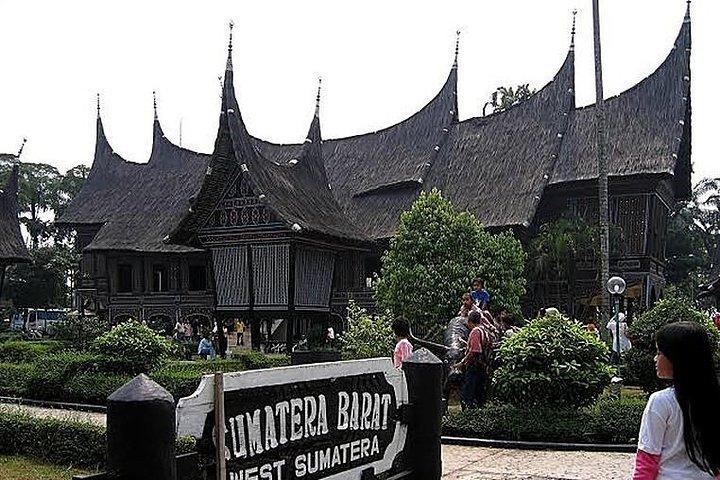 Indonesia Miniature Park, Guide wurde mit Covid-Impfstoff geimpft