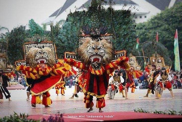 Indonesia Miniature Park, Guide wurde mit Covid-Impfstoff geimpft