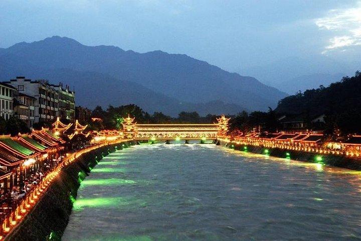 パンダ基地とDujiangyan灌漑プロジェクトへの1日旅行