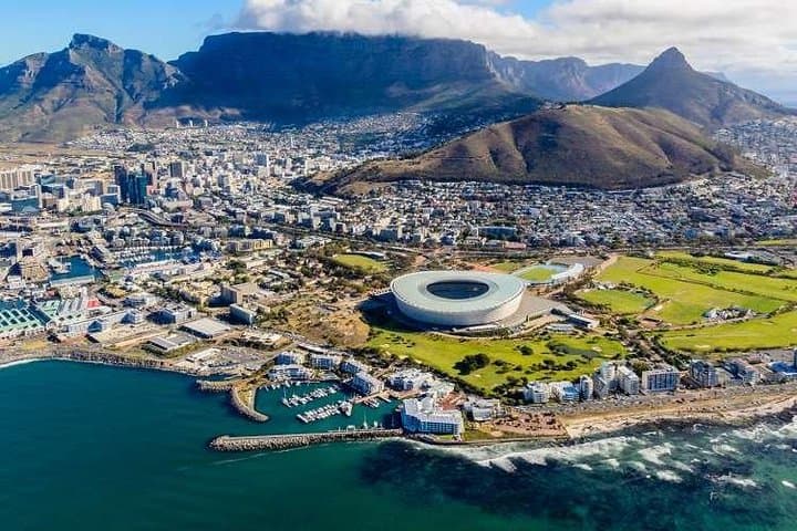 Arrival Transfer: CPT Airport to Cape Town in Luxury Van