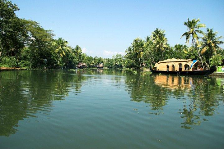Trivandrum Private Tour: Overnatning Alleppey Backwaters Houseboat Cruise