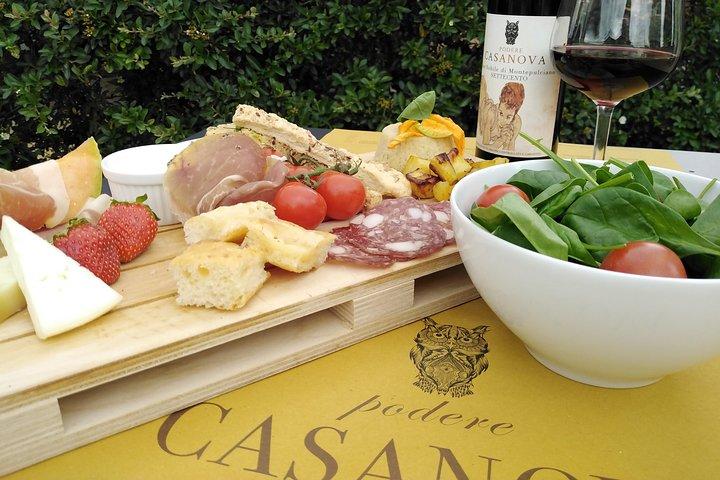 ポデーレカサノバのブドウ園でワインの試飲と食事をお楽しみください