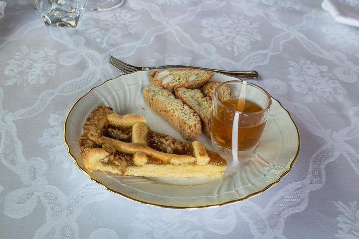Lunch eller middag och matlagning demo på ett lokalt hem i Viareggio