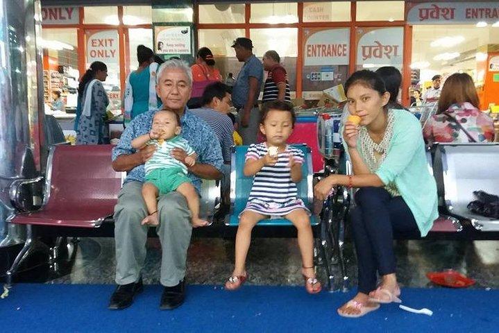 劇場でネパール映画を見て、ポカラの地元の市場を探索する