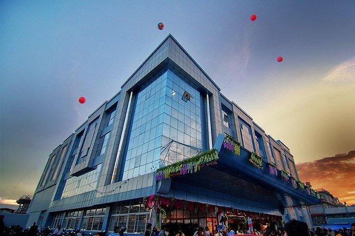 劇場でネパール映画を見て、ポカラの地元の市場を探索する