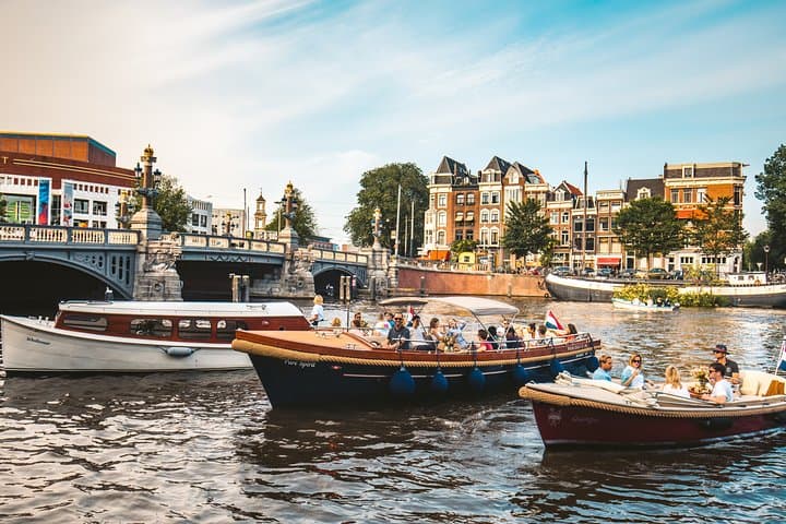 The Ultimate Amsterdam Canal Cruise - 2hr - Small Group with Drinks & Snacks