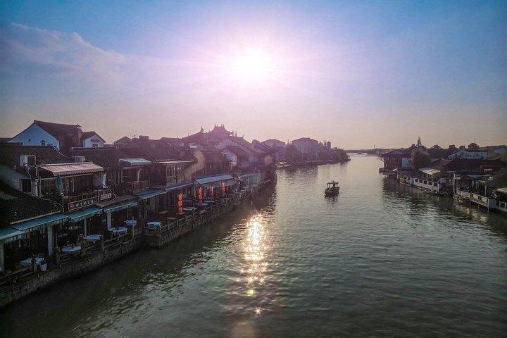 Visite privée d'une journée à Zhujiajiao Water Town, au Bund et au World Financial Center