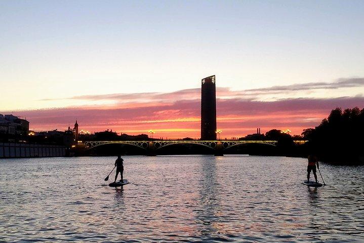 Sevilla: zonsondergang in peddelsurfen