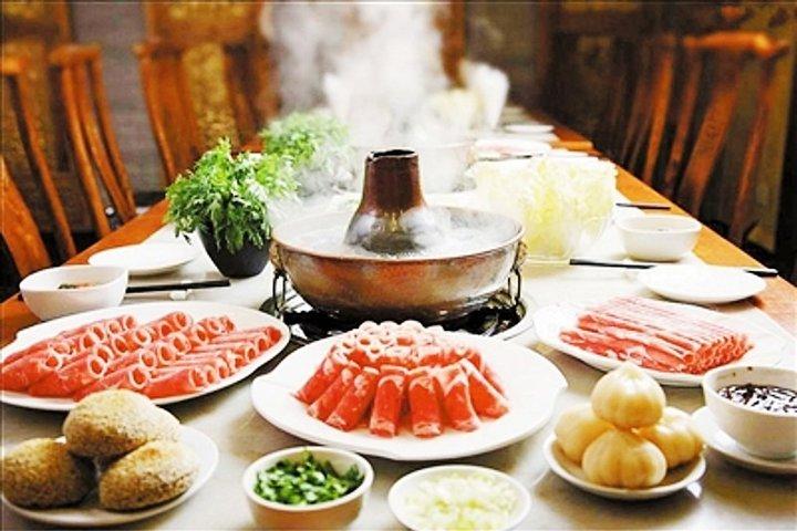 Private Shanghai Night River Cruise und Hot Pot Dining Experience