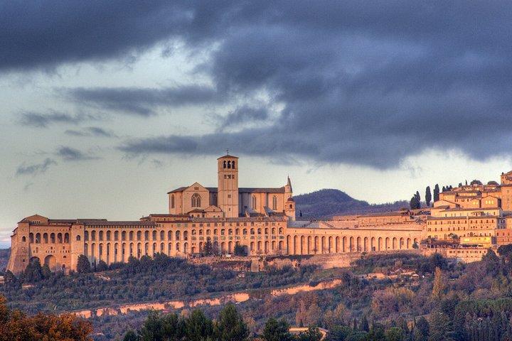 Assisi con pranzo gourmet e vino Fullday da Firenze